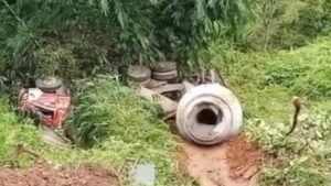 Momen Mengerikan Truk Molen Masuk Jurang di Bogor, Apa yang Terjadi?