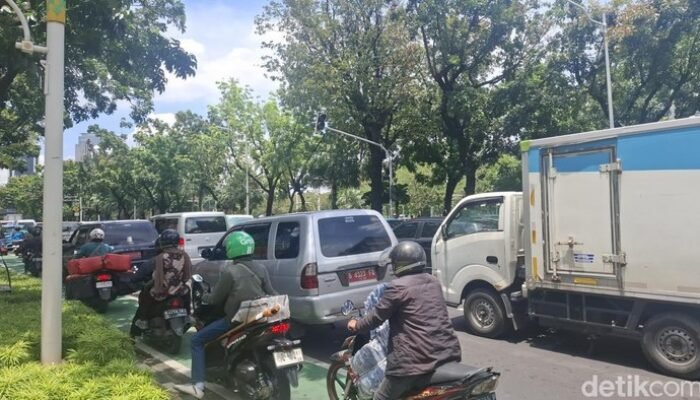 Guru Demo Tegakkan Suara, Jalan Medan Merdeka Selatan Jakpus Terdampak Macet!