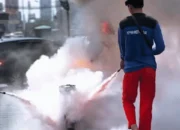 Motor Terbakar di Jatiasih Bekasi, Lalin Macet Akibat Tragedi Mengerikan!