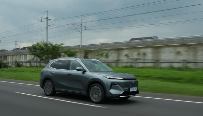 “Wow, Geely Starray EM-i Bikin Honda BeAT Terganjal di Banjir Irit!”