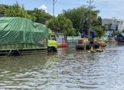 Banjir Pantura Menyiksa, Sopir Truk Menangis: “Inilah Tahun Terparah!”