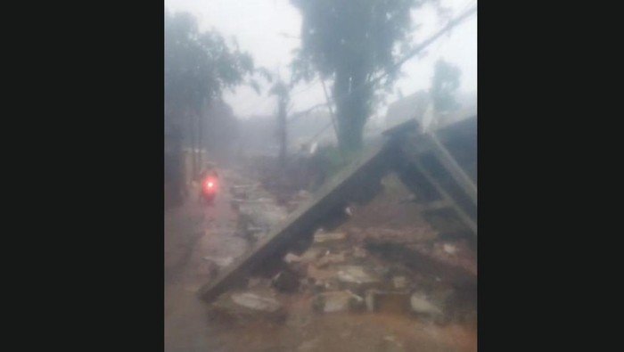 [Hujan Deras Menyebabkan Tembok Pembatas TPU Jeruk Purut Jaksel Jebol: Kenapa Ini Terjadi?]