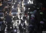“Jalan Arteri Jakarta dalam Kebakaran Api Macet, Genangan Menambah Masalah!”