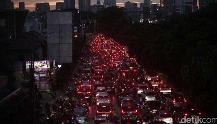Sejumlah Titik di Tol Dalam Kota Masih Macet Malam Ini – Update 2