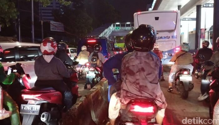 Waspada, Jalan Gatot Subroto Semanggi Arah Pancoran Dalam Kondisi Tak Lancar Malam Ini.