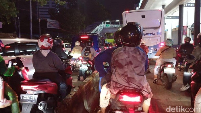 Waspada, Jalan Gatot Subroto Semanggi Arah Pancoran Dalam Kondisi Tak Lancar Malam Ini.
