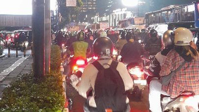 Pemotor Cerita Jarak Tempuh GBK-Halim 2 Jam Malam Ini: Macetnya Luar Biasa - Update 3
