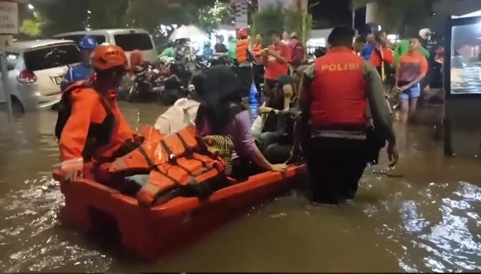 Warga Jaksel Bersyukur, Brimob Polda Metro Turun Bantu Evakuasi di Tengah Banjir