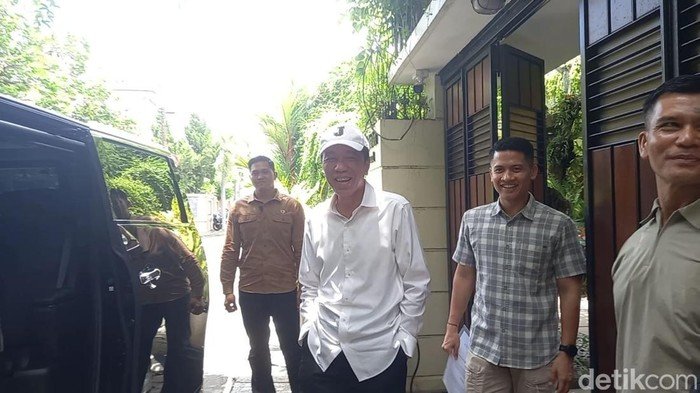 Jokowi Pakai Topi Inisial J, Apakah Ada Pesan Tersembunyi?