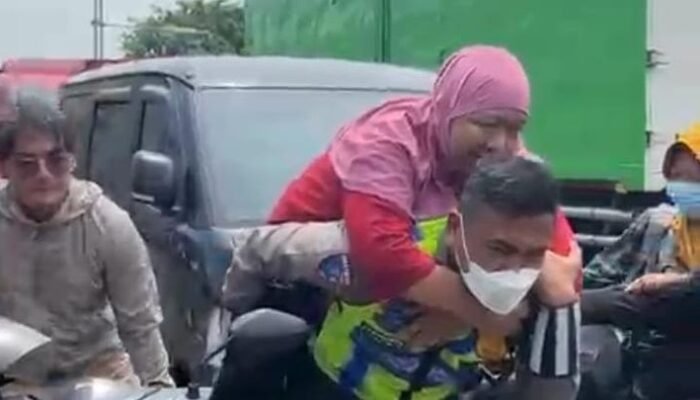 Banjir di Kaligawe: Polantas Berjibaku Bantu Warga dan Sopir Truk, Cegah Kebakaran