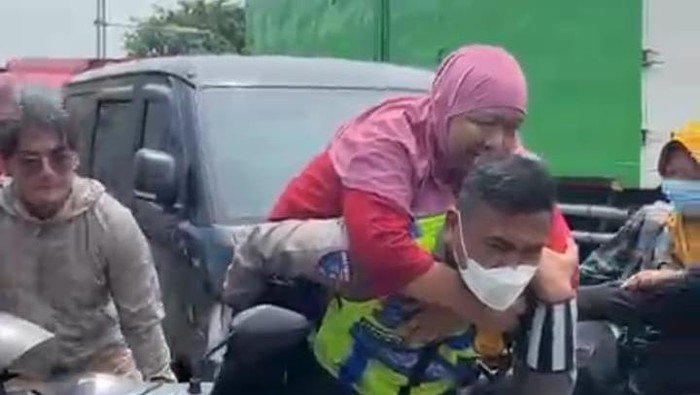 Banjir di Kaligawe: Polantas Berjibaku Bantu Warga dan Sopir Truk, Cegah Kebakaran