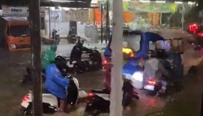 Jalan Panjang Kebon Jeruk Banjir, Ribuan Pemotor Terjebak!