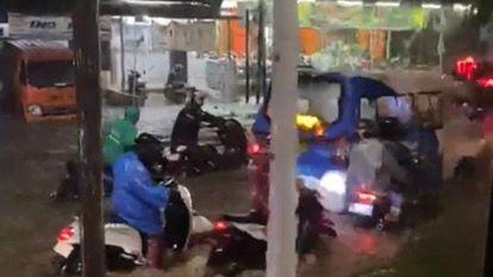 Jalan Panjang Kebon Jeruk Banjir, Ribuan Pemotor Terjebak!
