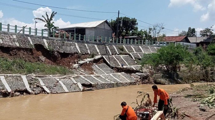 Banjir-Longsor di 3 Kampung Jonggol Bogor, Tembok Penahan Tanah Ponpes Ambruk - Update 2