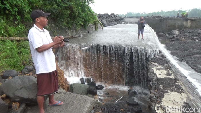 Erupsi Semeru Bikin Banjir Lahar, Jalan di Lumajang Ambles