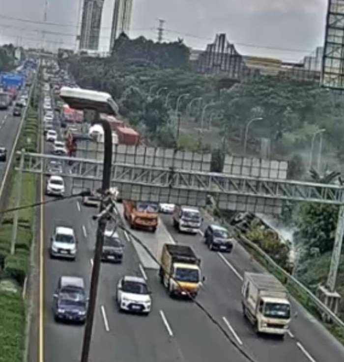 Kejadian Mengerikan! Truk Terguling, Lalin di Tol Jakarta-Tangerang Macet Tanpa Akhir!