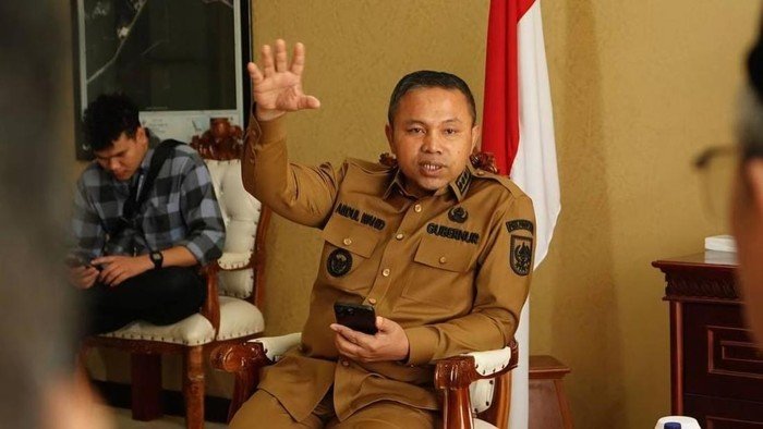 [Garasi Gubernur Riau Abdul Wahid yang Kena OTT: Kisah Mobil Mewah di Balik Skandal]