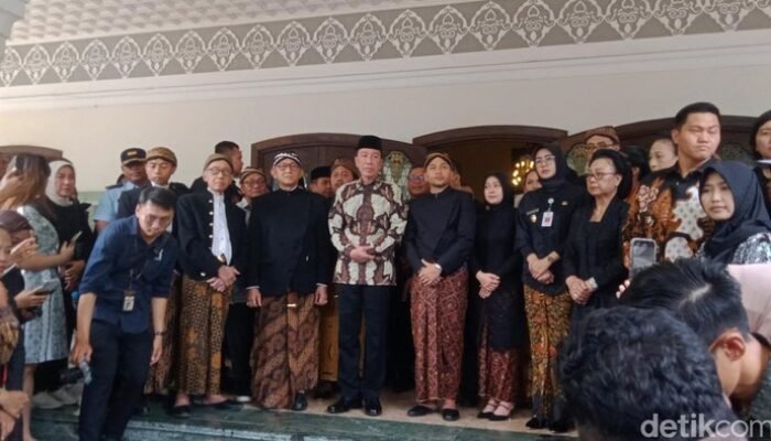 Jokowi Saksikan Prosesi Pemakaman Pakubuwono XIII dari Solo ke Imogiri