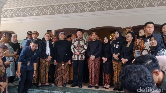 Jokowi Saksikan Prosesi Pemakaman Pakubuwono XIII dari Solo ke Imogiri