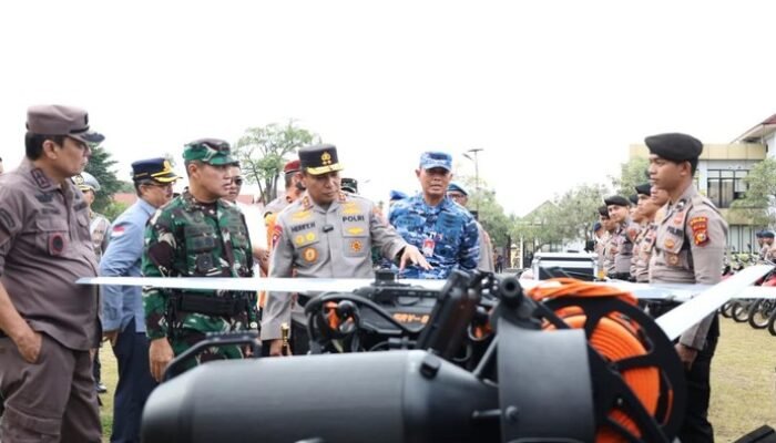 Kapolda Riau-Pangdam Cek Sarpras Siaga Bencana: Drone dan Perahu Karet, Solusi Cerdas untuk Menangkal Bencana yang Mengancam!
