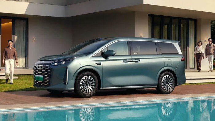 BYD Gebrak Pasar MPV dengan Serena-Voxy Rp 400 Jutaan!