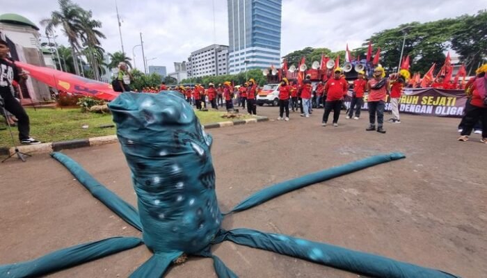 Massa Buruh DPR Dukung Tari Jaipong, Boneka Gurita Bawa Kebijakan Upah ke Meja!