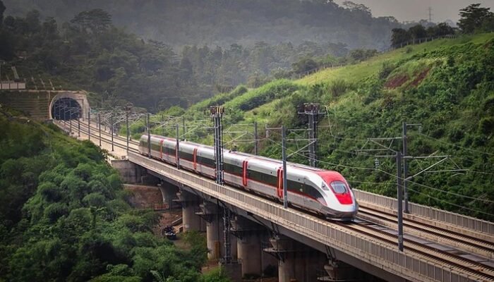 “Misteri Pemberhentian ‘Whoosh’ ke Tegalluar: KCIC Bantah, Namun Pertanyaan Terus Muncul”