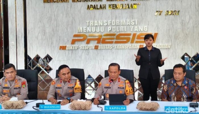 8 Orang Ditetapkan Tersangka, Ijazah Palsu Jokowi Jadi Bahan Kontroversi!