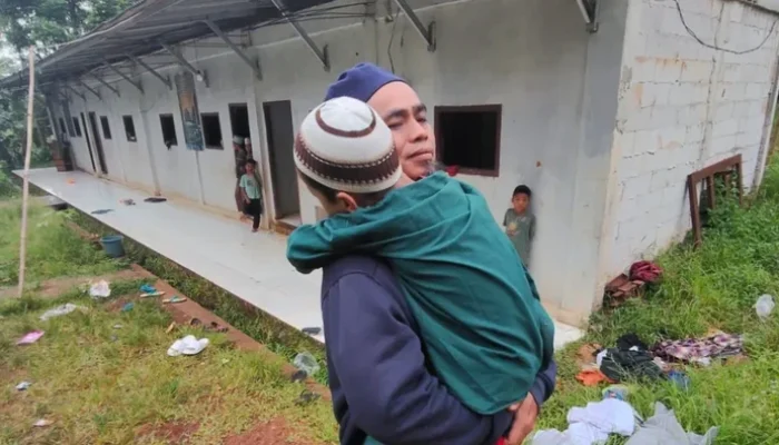 “Rasa Haru Viral: Anggota Polsek Parung Bogor Bersusah Payah Rawat Anak Hilang Hingga Reuni dengan Keluarga”