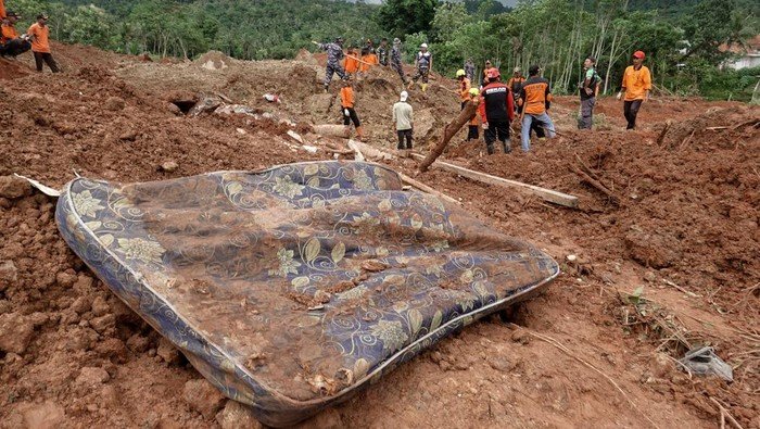 9 Anjing Pelacak Tim SAR Berjuang melawan Waktu dalam Pencarian Korban Longsor Cilacap