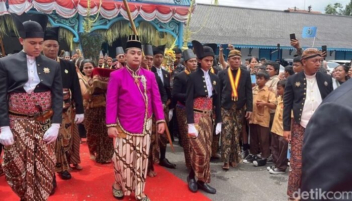 “Dari Sabda Raja ke Kebaktian: Gusti Purboyo Resmi Menjadi Paku Buwono XIV”
