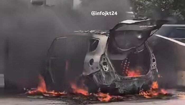Mobil Brio Terbakar di Tol JORR Jatiasih, Damkar Turun Tangan – Update 2