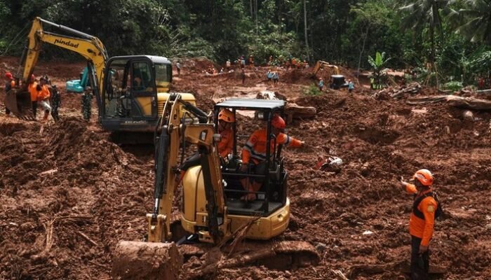 Cilacap Dihantam Tragedi: 1 Jasad Ditemukan, 11 Orang Masih Dicari Usai Longsor!
