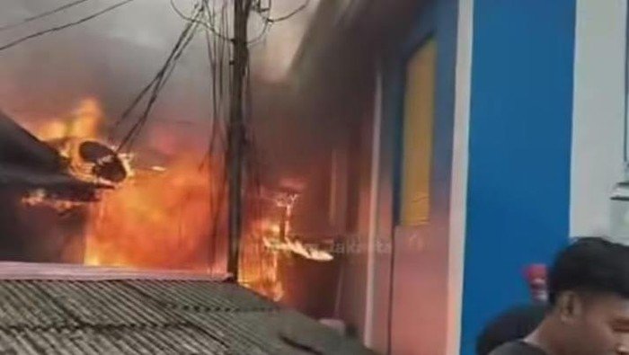 Rumah Terbakar di Jatipulo Jakbar, Api Berhasil Dipadamkan - Update 3