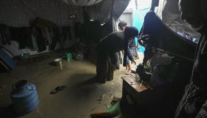 “Tangis Warga Gaza di Tenda Pengungsian Banjir: Suara Desakkan Kemanusiaan”