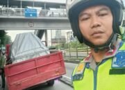 Truk Pecah Ban di Jl Letjen S Parman Arah Slipi, Lalin Macet – Update 3