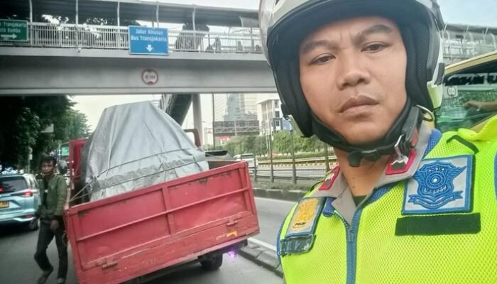 Truk Pecah Ban di Jl Letjen S Parman Arah Slipi, Lalin Macet – Update 3