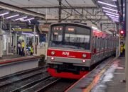 **Sekuriti Stasiun Diterjang Penumpang, Hampir Tertabrak KRL, Ternyata ODGJ!**