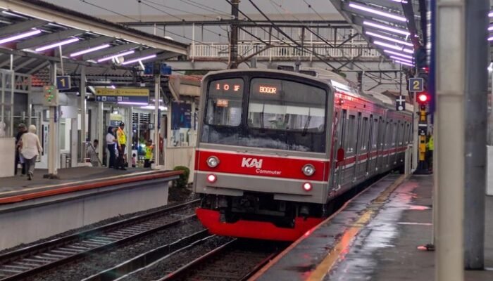 **Sekuriti Stasiun Diterjang Penumpang, Hampir Tertabrak KRL, Ternyata ODGJ!**