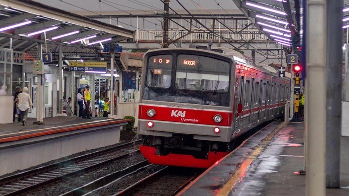**Sekuriti Stasiun Diterjang Penumpang, Hampir Tertabrak KRL, Ternyata ODGJ!**