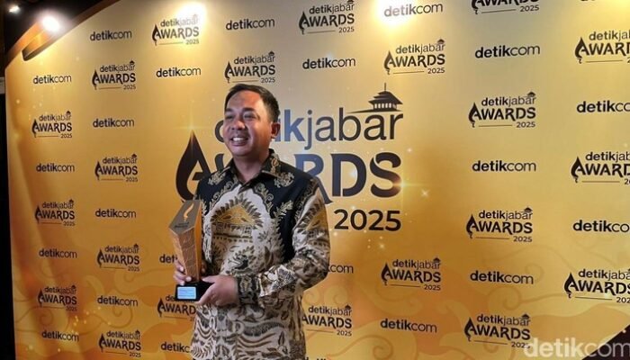 “Sukses Jaga Pariwisata, Kapolres Pangandaran Curi Perhatian di detikJabar Awards 2025”