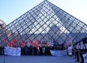 Derita Ratusan Turis Terjebak di Louvre因.Employee Protes!