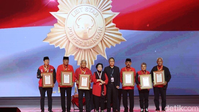6 Tokoh Senior Terima Penghargaan 'Leit Star' dari PDIP di Rakernas, Ini Alasannya!