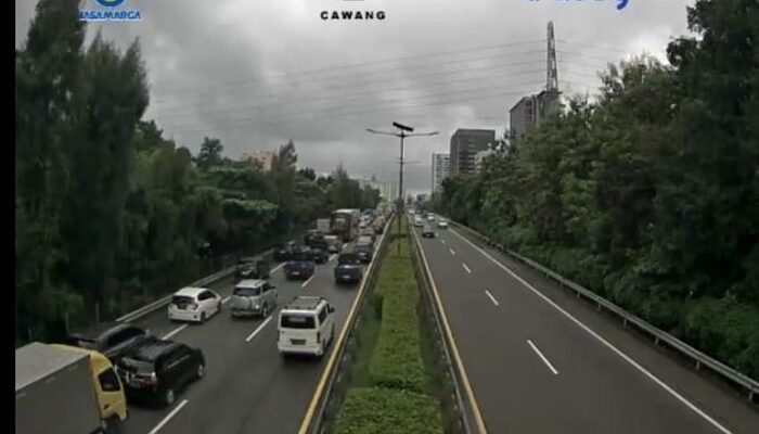 Lalin Cawang Macet ‘Dikepung’ Kendaraan dari Tol Cikampek dan Jagorawi, Warga Mengeluh, Pemerintah Bertindak!