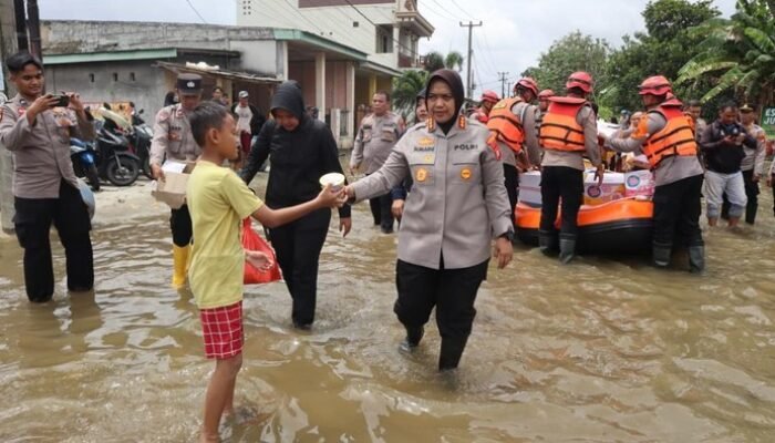 Bekasi Dilanda Banjir, Air Capai 70 Cm, Kebutuhan Dasar Warga Terganggu