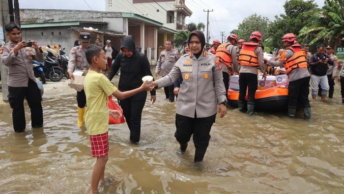 Bekasi Dilanda Banjir, Air Capai 70 Cm, Kebutuhan Dasar Warga Terganggu