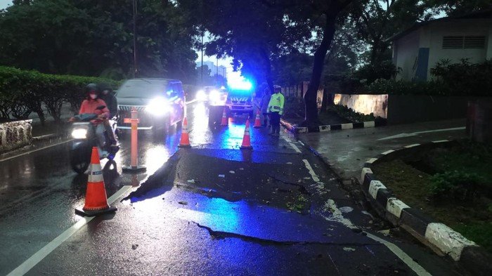 Pademangan Jakut Dilanda Krisis Jalan, Kendaraan Terpaksa Ikuti Satu Lajur Saja!