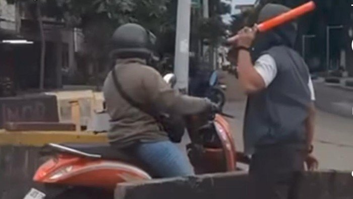 Satpol PP Satroni Rumah Pelaku Pungli Road Barrier di Kota Tua Jakbar - Update 1