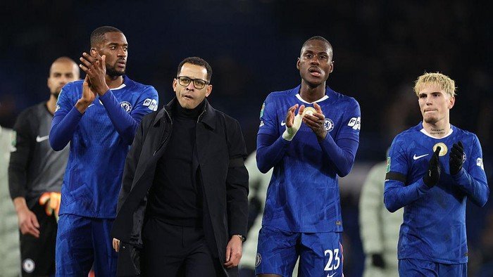 **Rosenior Cuek Kena Olok di Medsos: Manajer Chelsea Tetap Cuek, Tapi Keluarganya Terpukul**