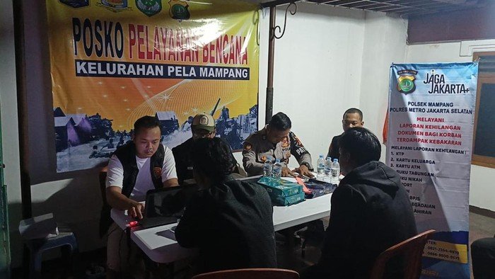 Polisi Bantu Urus Dokumen Warga yang Hilang Akibat Kebakaran di Mampang - Update 3